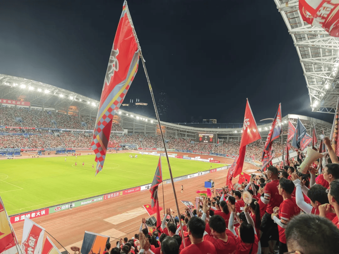 中国足球联赛战况异常激烈,各队球员全力以赴 中国足球联赛战况异常激烈,各队球员全力以赴