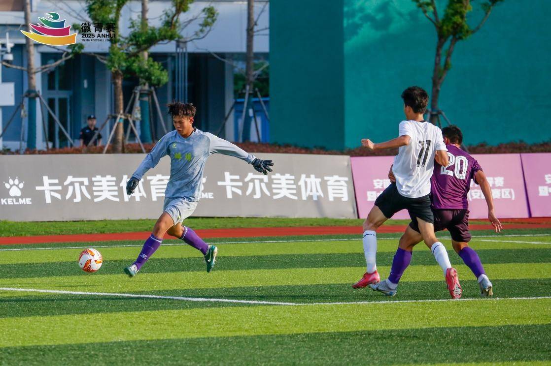 中国足球联赛战况异常激烈,各队球员全力以赴 中国足球联赛战况异常激烈,各队球员全力以赴