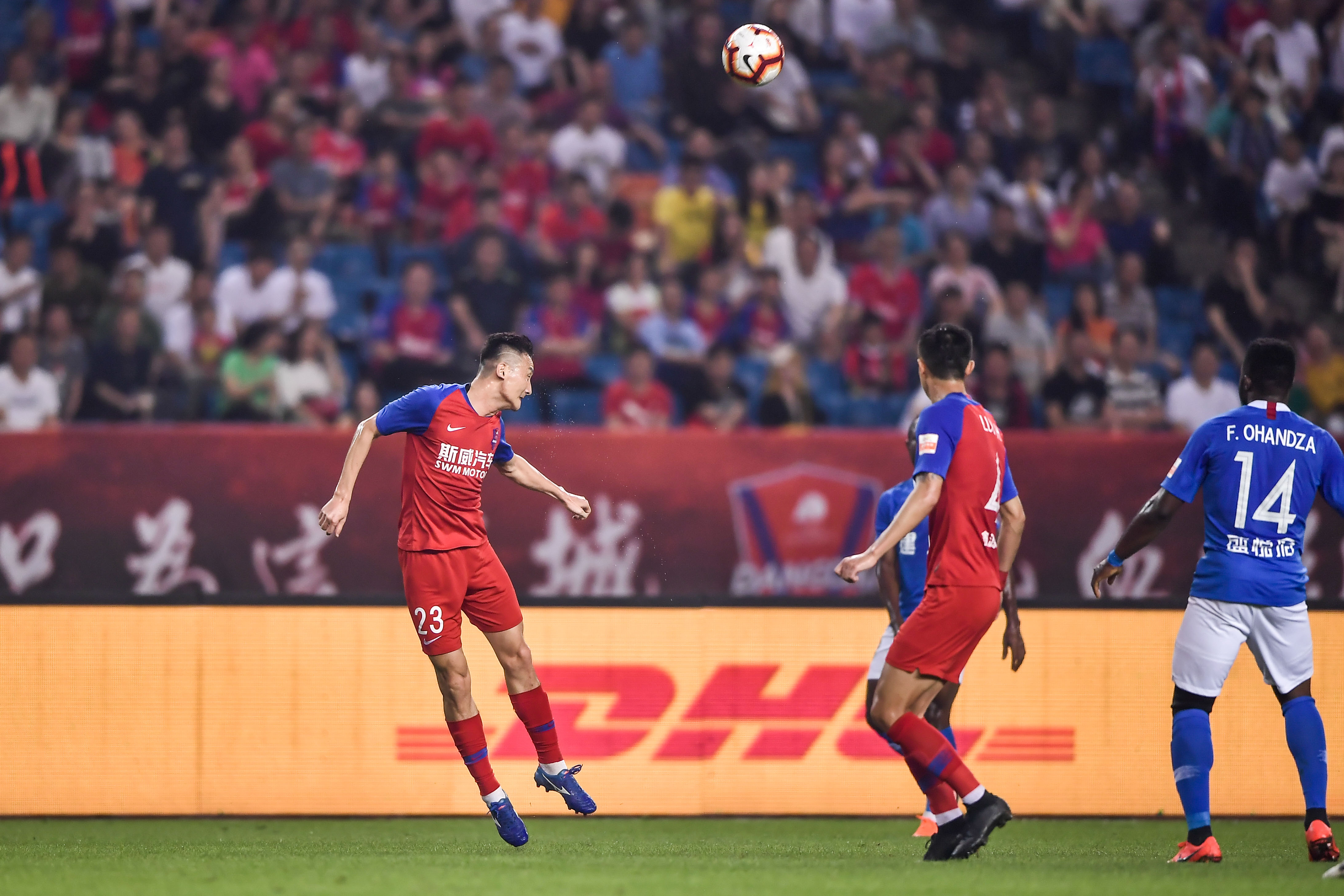 关于河南建业将在主场对阵重庆斯威，看双方如何争夺胜利！的信息