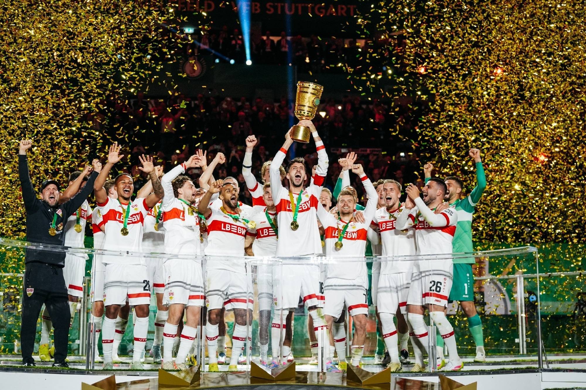 斯图加特夺冠在望,球队士气高涨 斯图加特夺冠在望,球队士气高涨