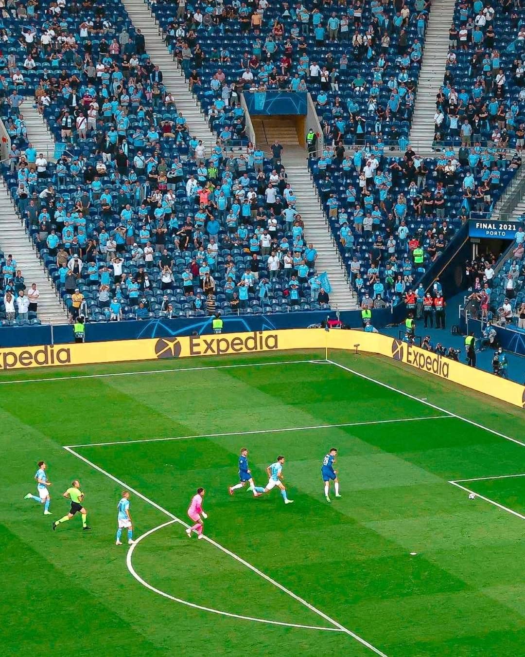 关于斯特林隔网揽球曼城欧冠卫冕路重重的信息