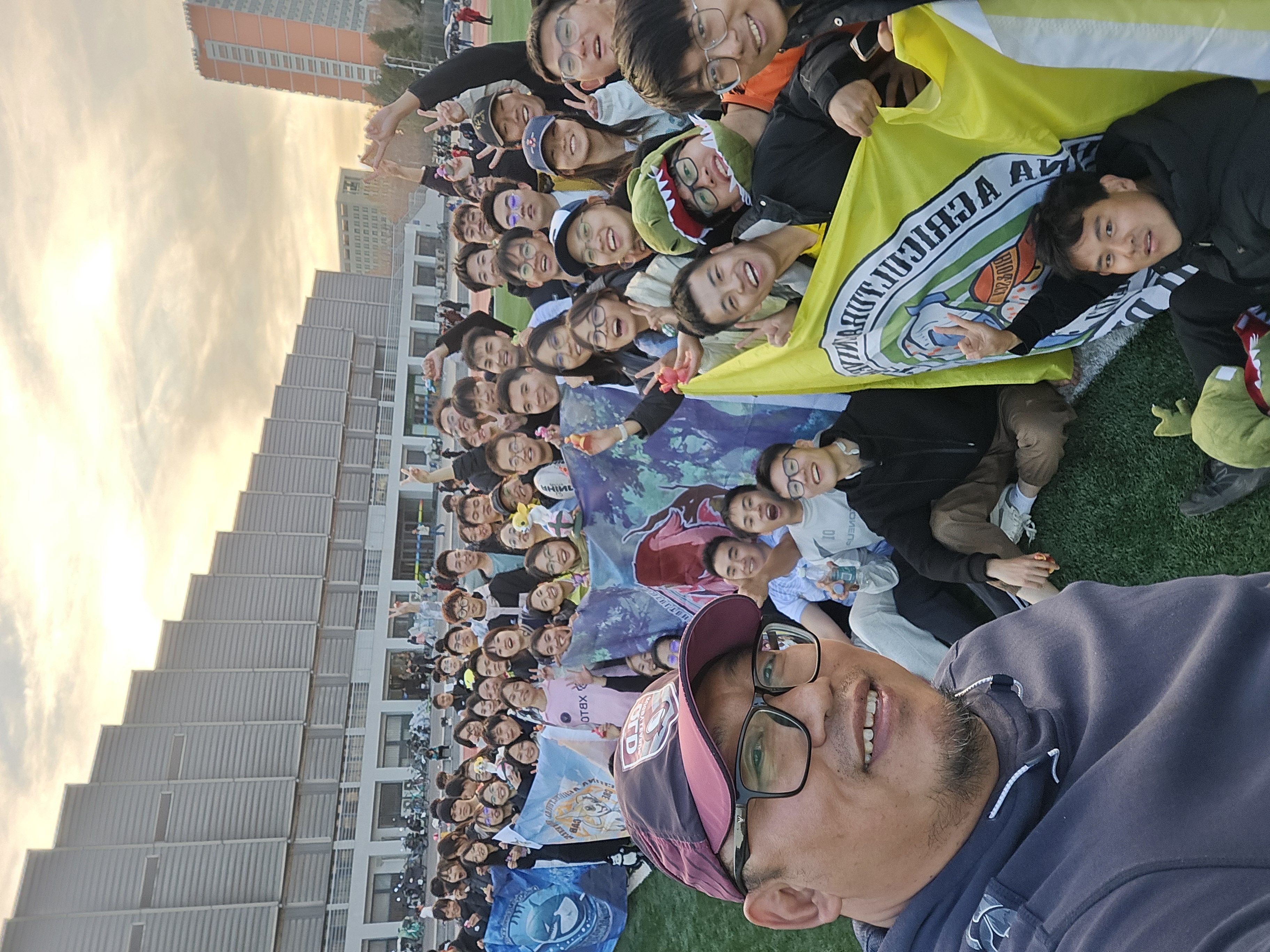 观众热情高涨，体育竞技引人入胜