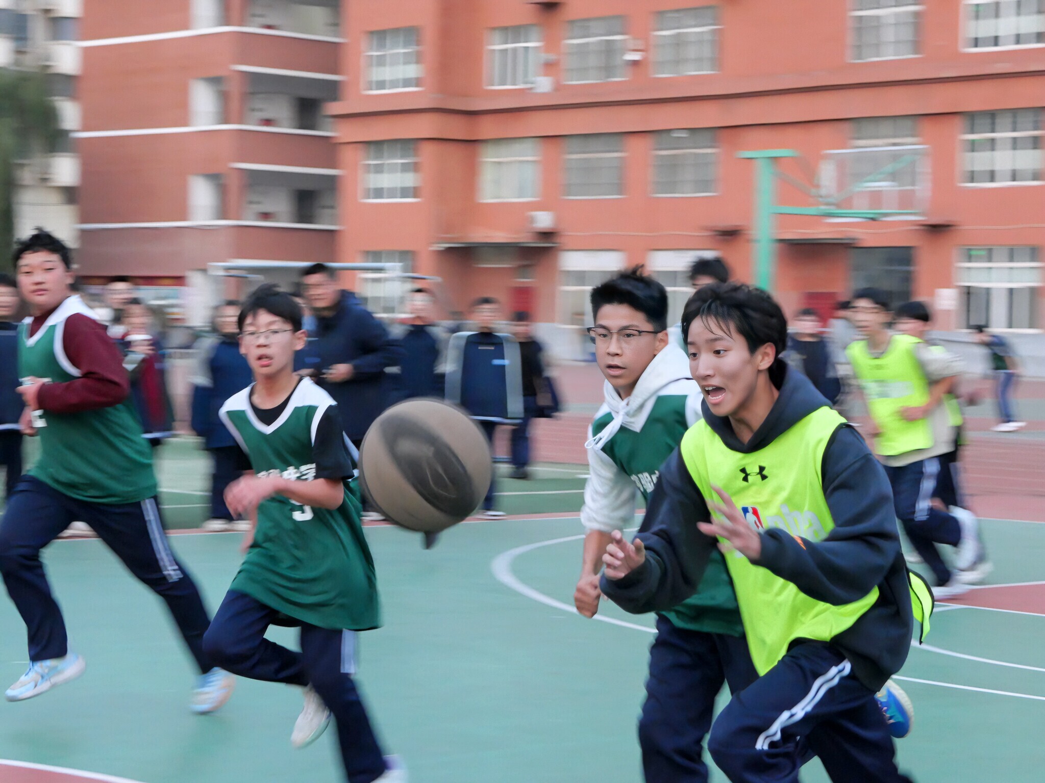 观众热情高涨，体育竞技引人入胜