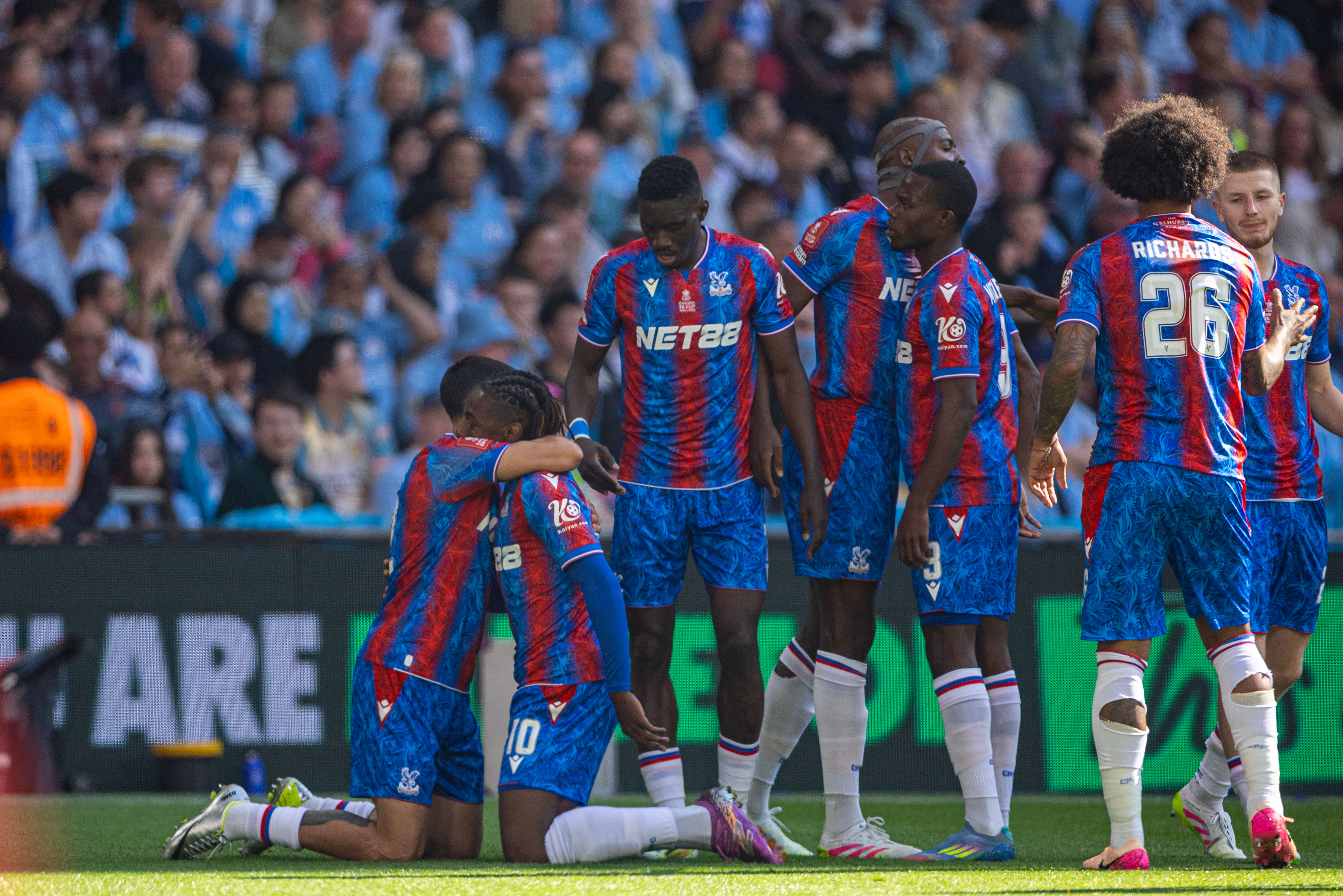 英格兰队一举夺冠，众人瞩目的简单介绍