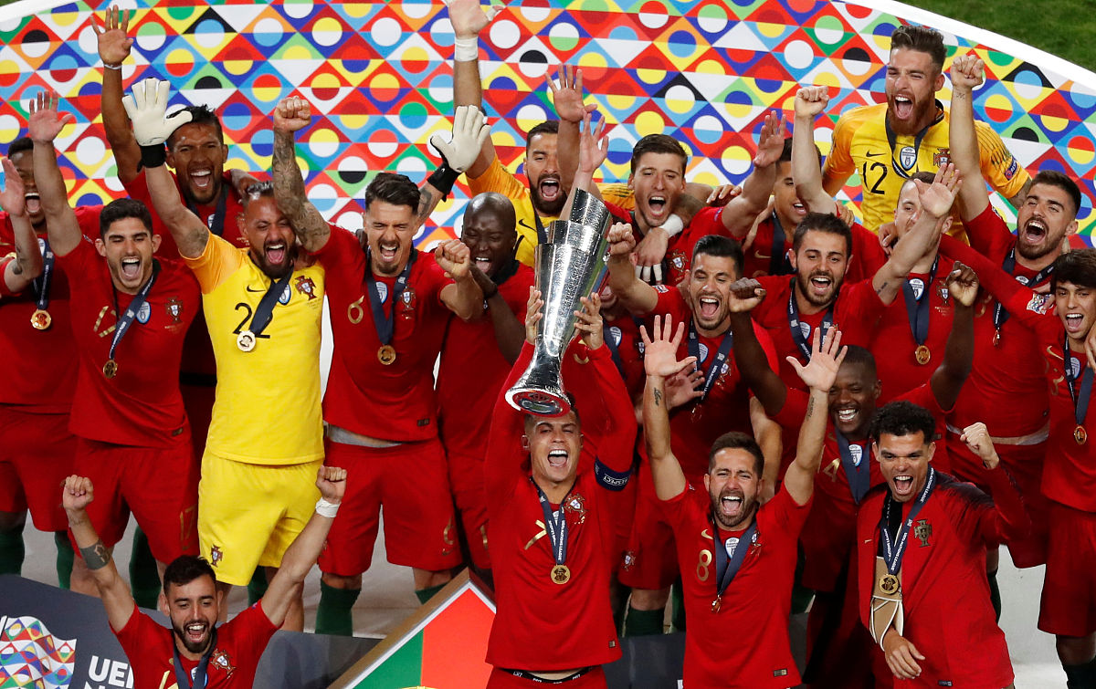 英格兰队一举夺冠，众人瞩目的简单介绍