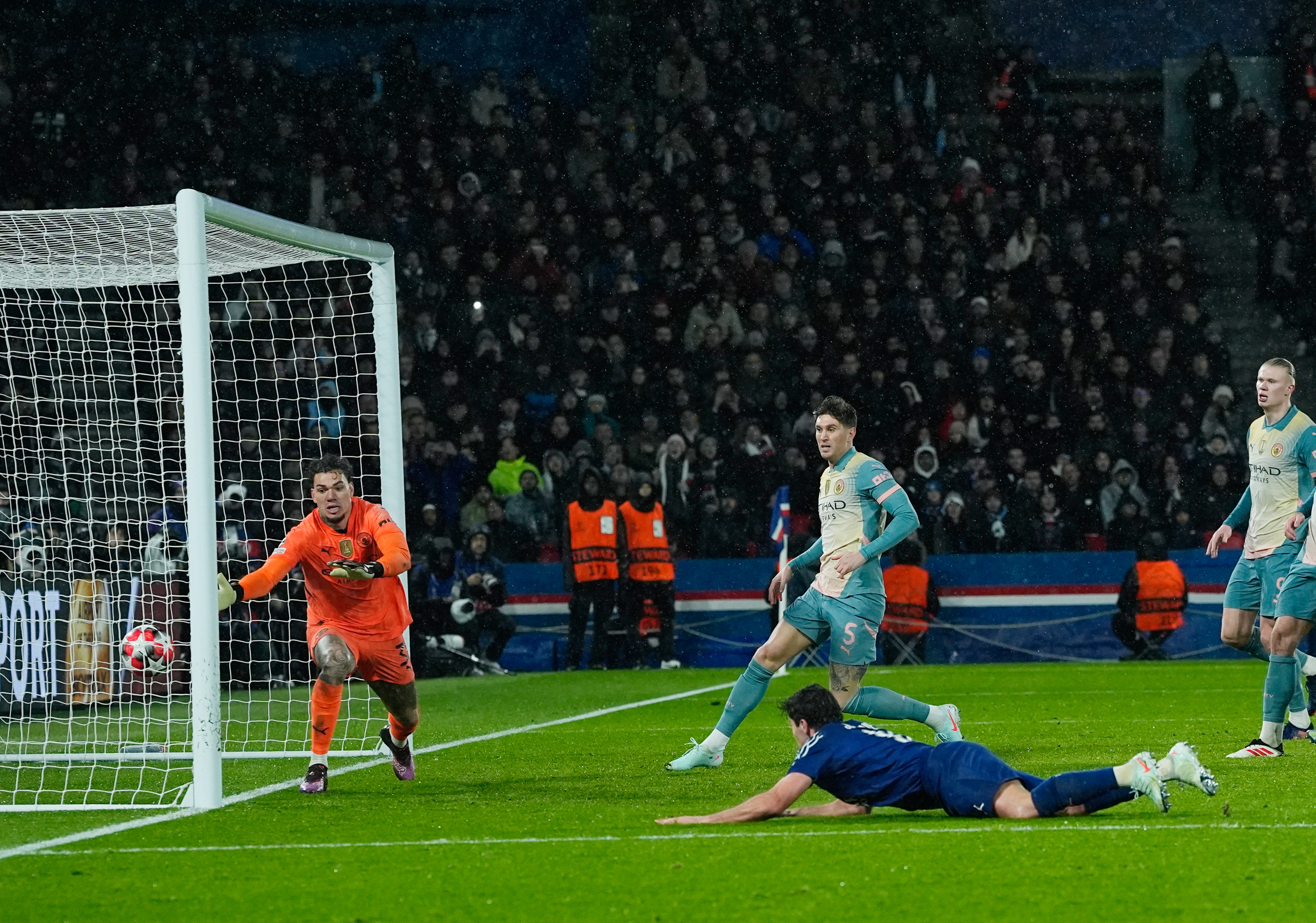 欧冠比赛再现悬念,西甲队豪取胜利 欧冠比赛再现悬念,西甲队豪取胜利