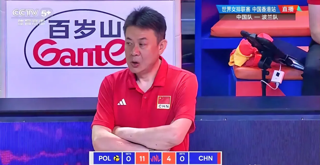 一位教练在比赛中做出了重大决策 一位教练在比赛中做出了重大决策