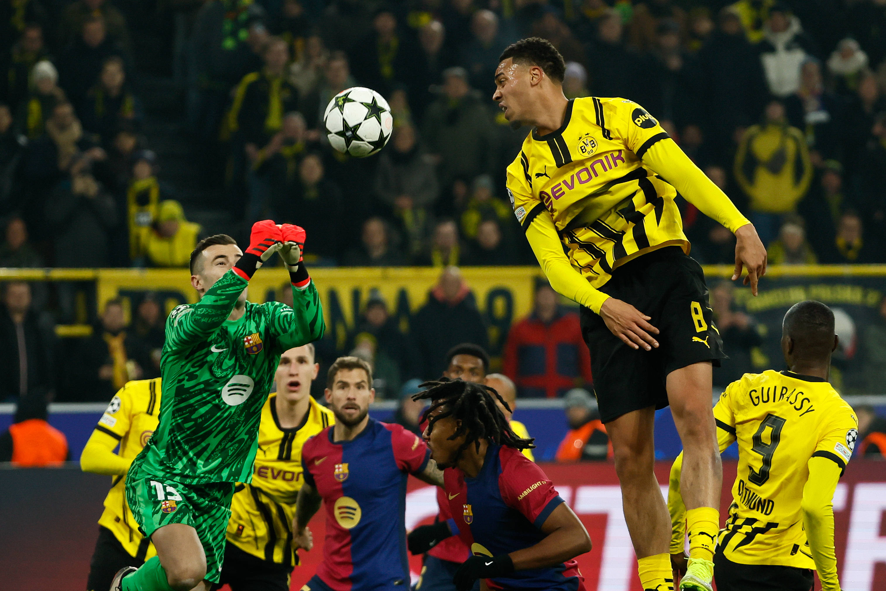 阿尔克马尔突围挺进，欧冠比赛鸿运当头