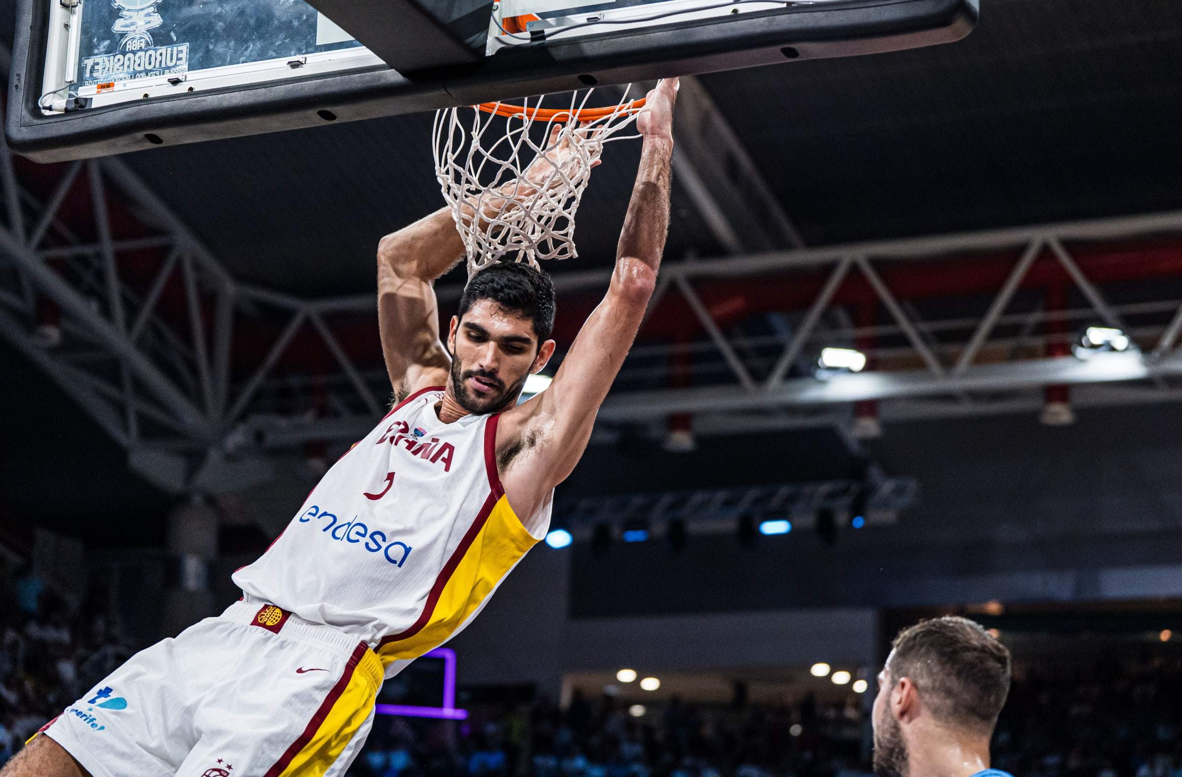 西班牙球队在比赛中展现强劲实力，收获成功