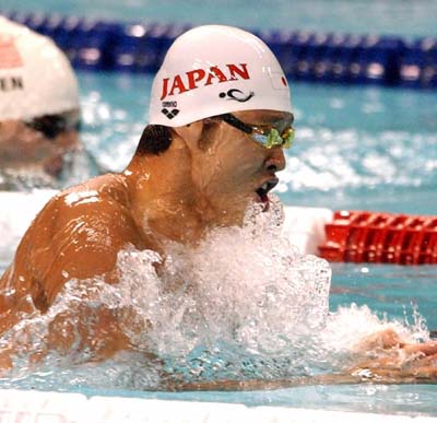 日本选手刷新游泳世界纪录！