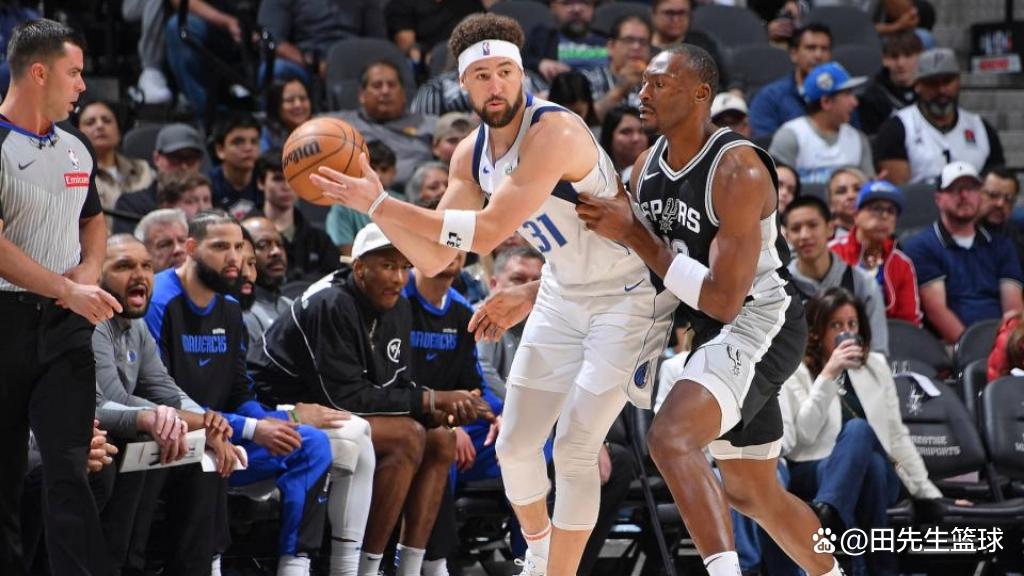 马刺击败独行侠,取得胜利 马刺击败独行侠,取得胜利