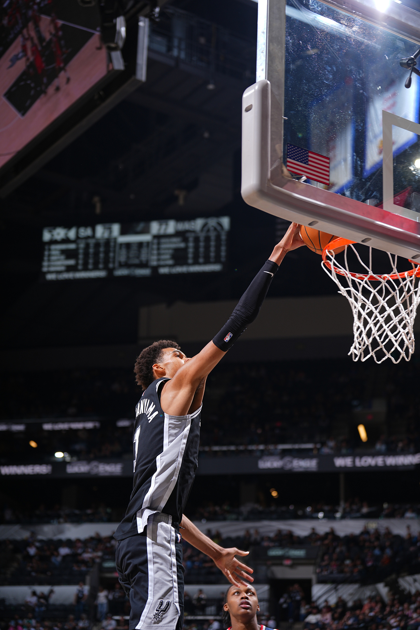 马刺击败独行侠,取得胜利 马刺击败独行侠,取得胜利