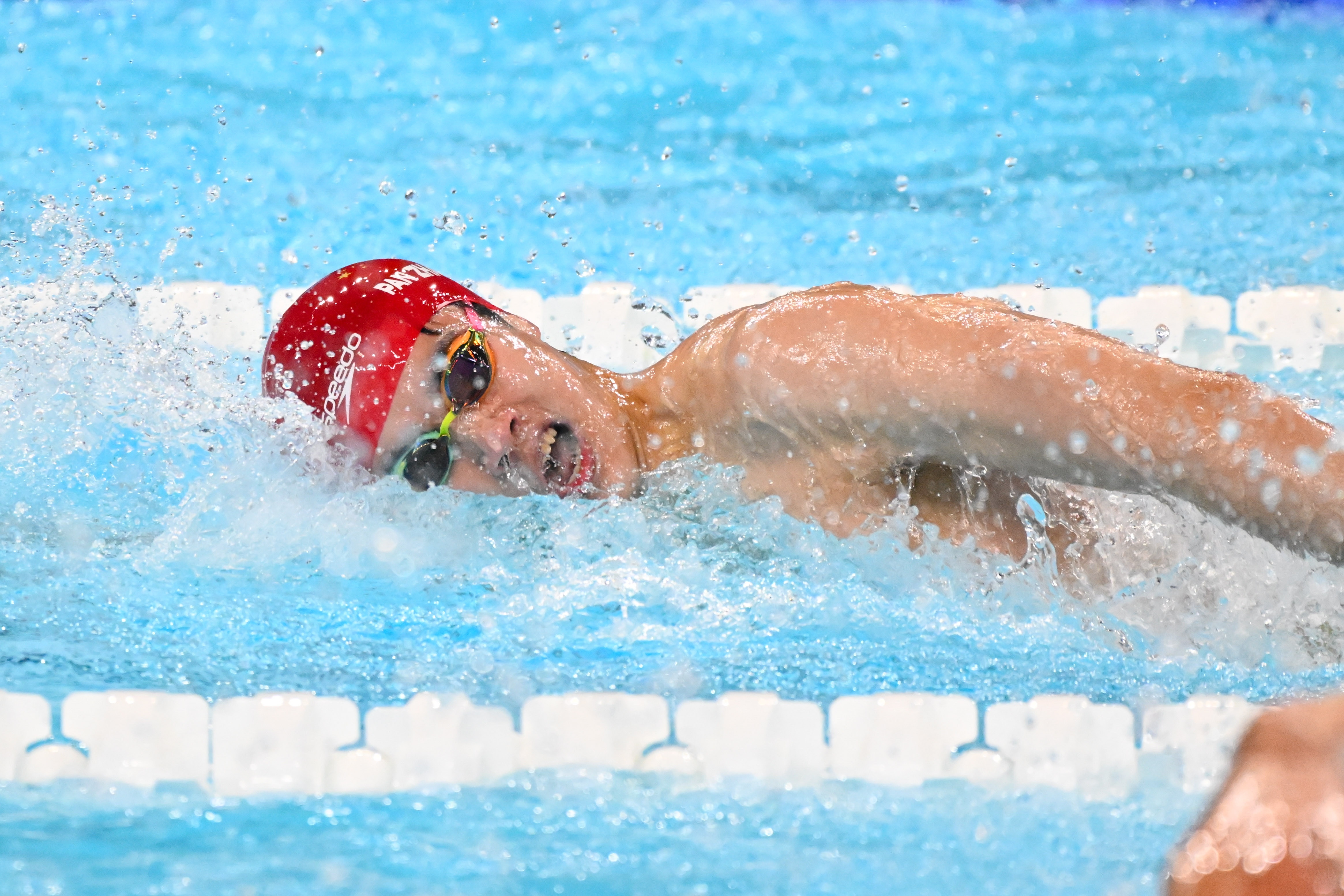 亚洲选手在游泳比赛中超越对手夺冠