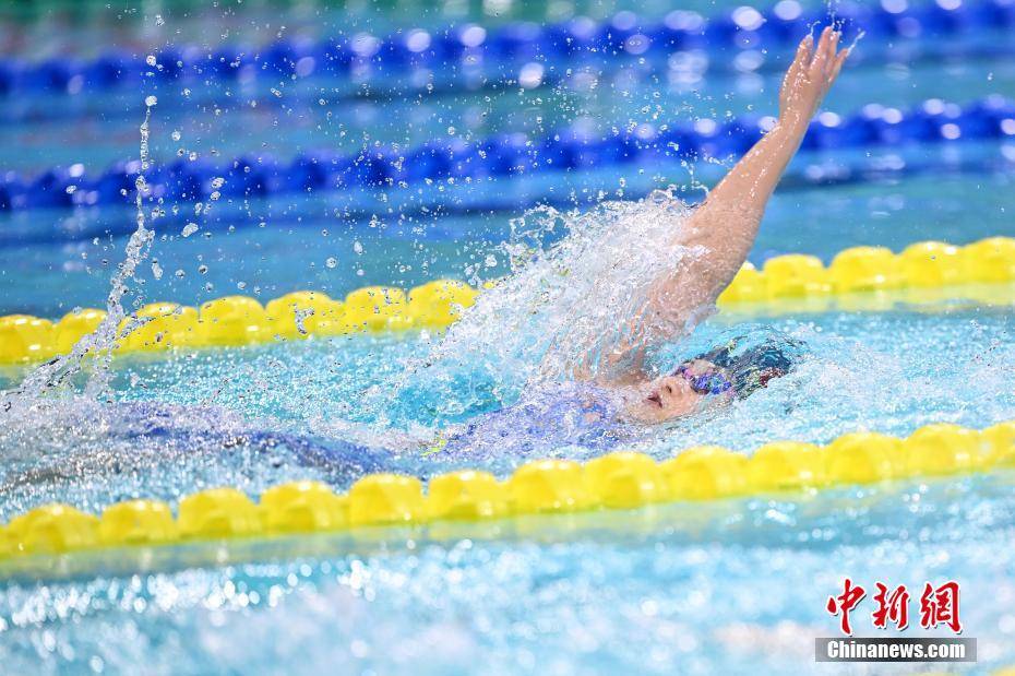 亚洲选手在游泳比赛中超越对手夺冠