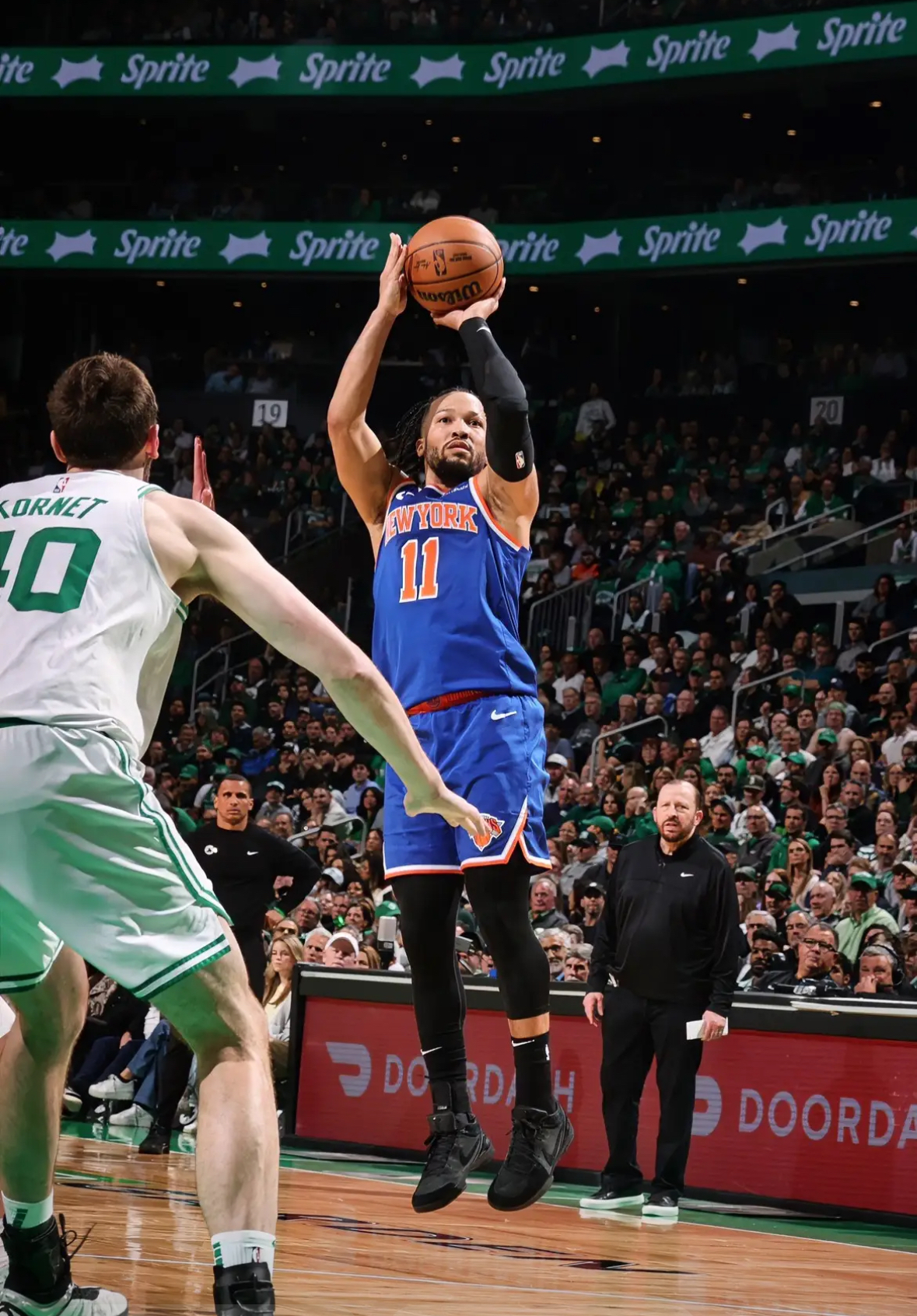 关于尼克斯队主教练调整战术，带领球队迎接挑战的信息