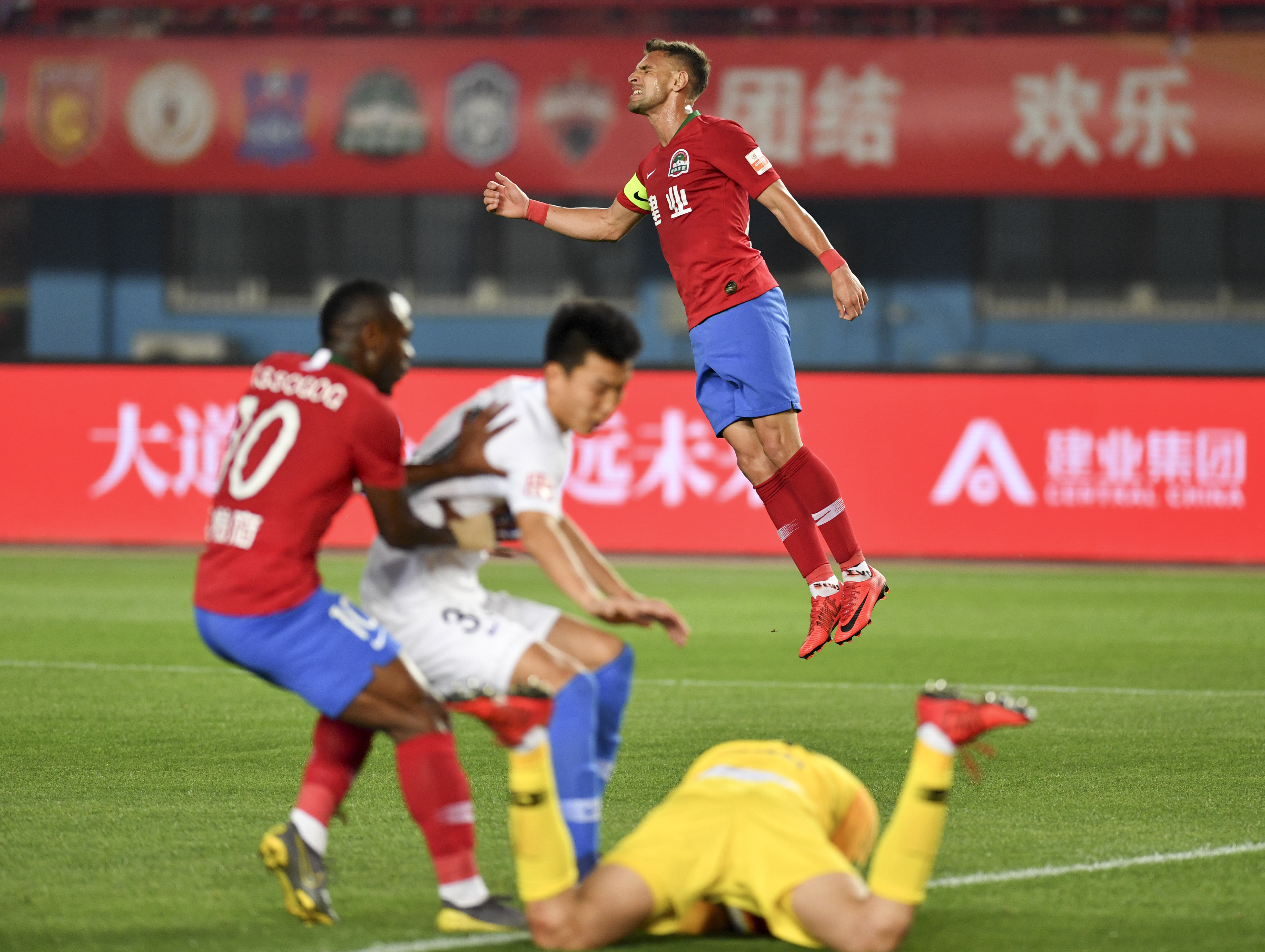 关于河南建业主场击败河北华夏幸福，积分继续攀升的信息